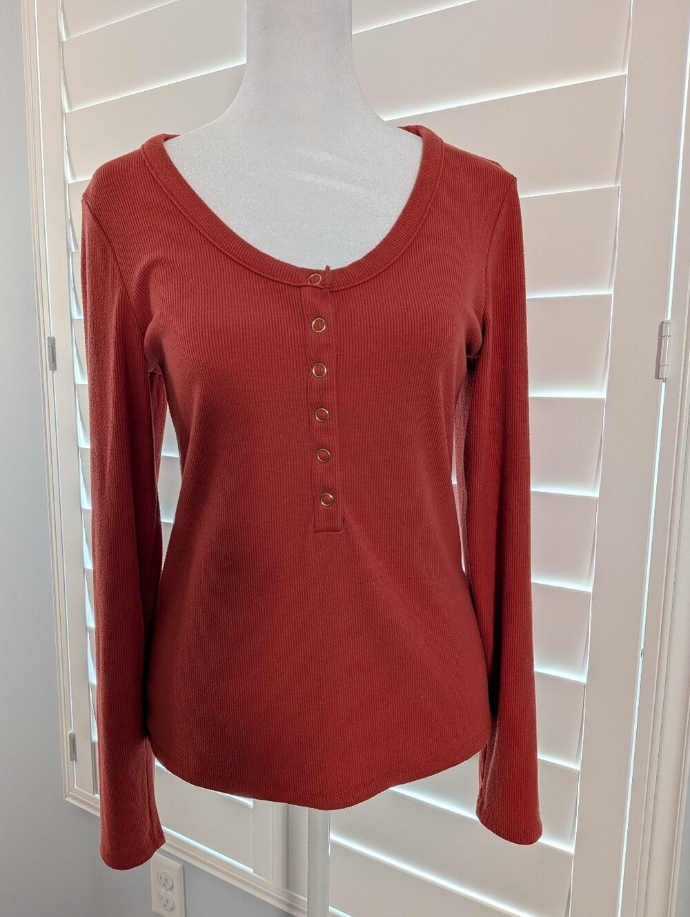 GUESS Ribbed Henley Long Sleeve Top in Rust